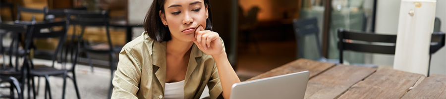 femme connectée à l'intranet de son entreprise